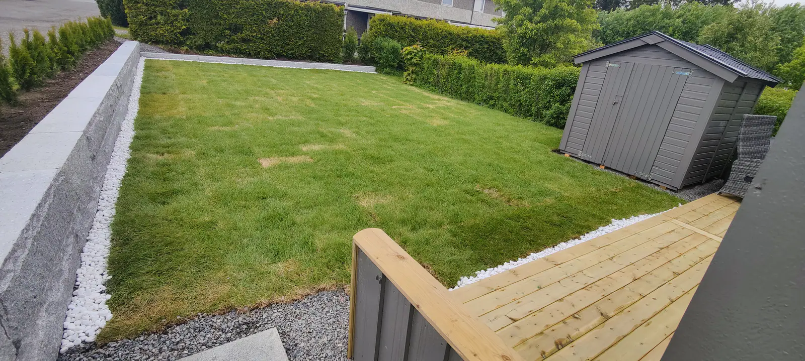 Ferdigplen med støttemur og terrasse