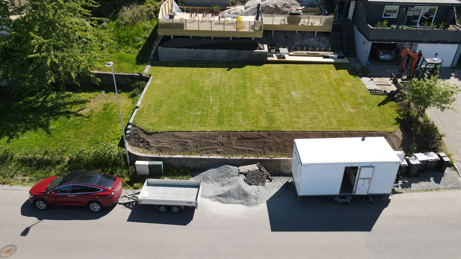 Ny ferdigplen over støttemur med terrasse ovenfor, lagt av Best Miljø
