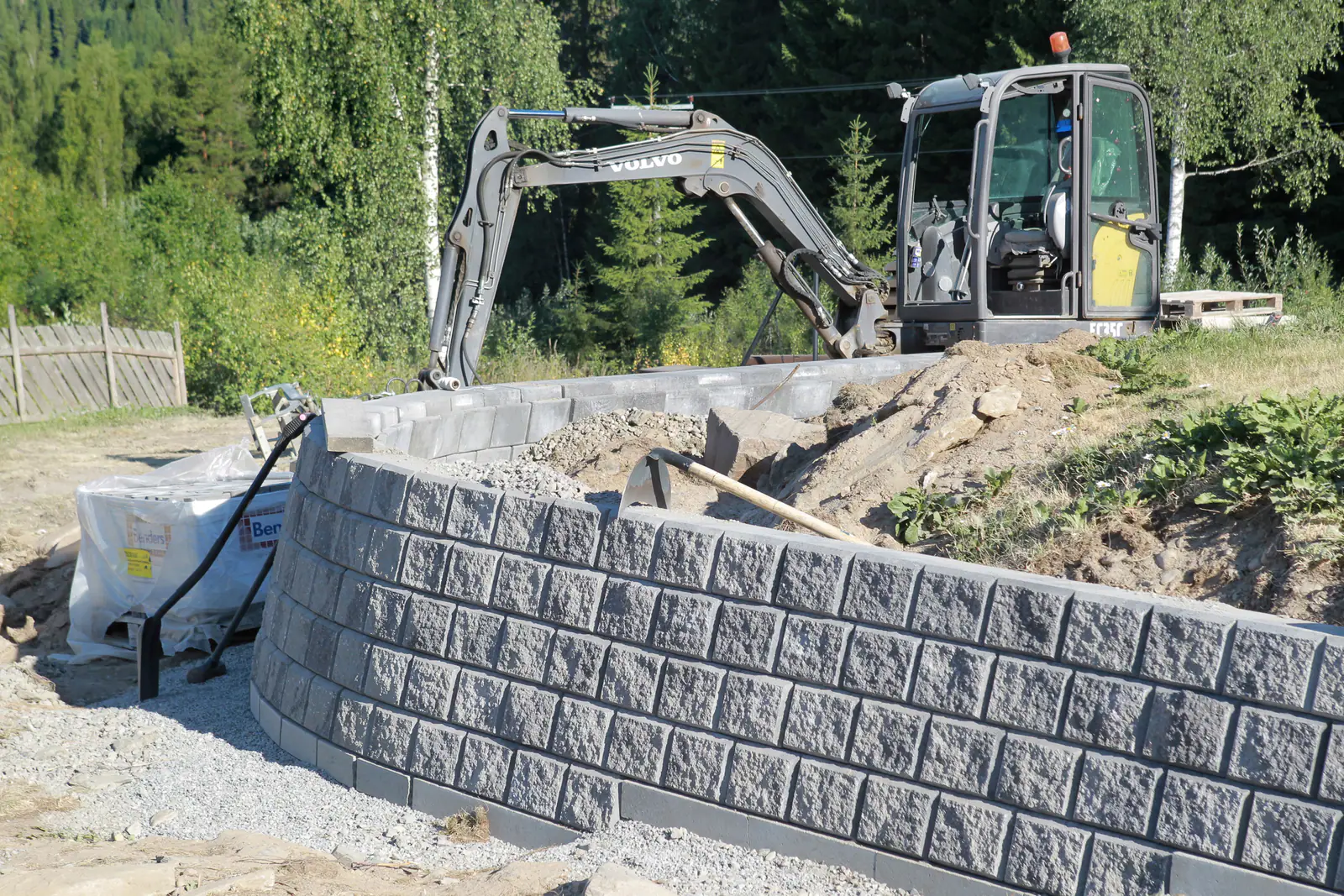 Støttemur under bygging