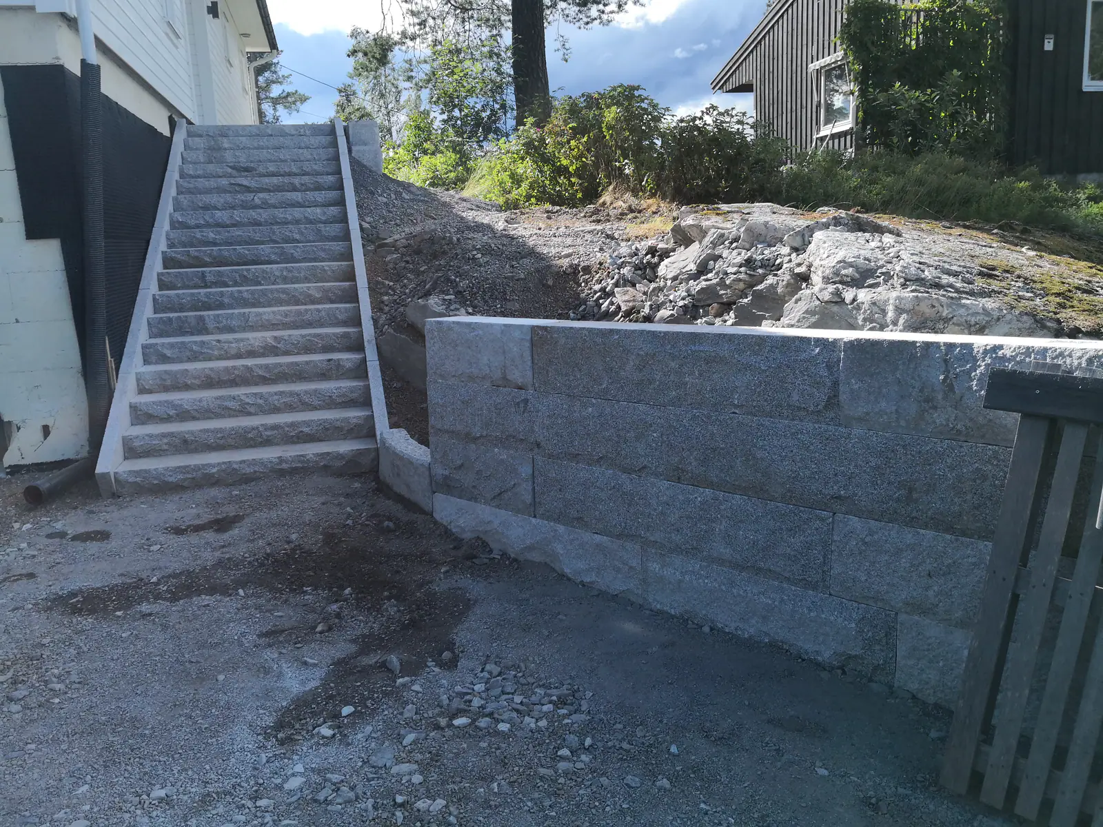 Støttemur med lang granittrapp